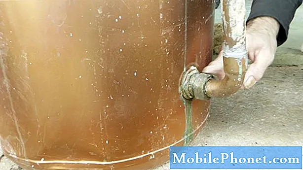 Как да поправим повредена от вода Galaxy A5: няма да се включи, след като се намокри
