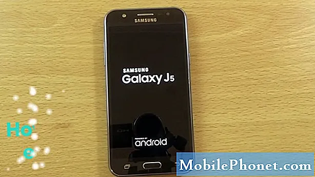 Samsung Galaxy J5 näitab hoiatust niiskuse tuvastamise eest, kui seade on vooluvõrku ühendatud ja laadimata