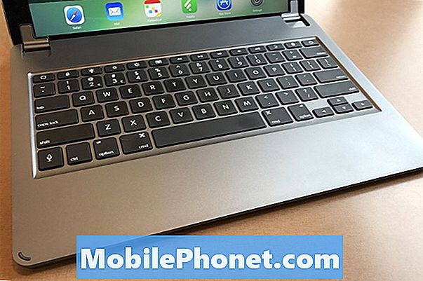 Clavier Brydge pour iPad Pro 12.9: MacBook en train de taper sur un iPad
