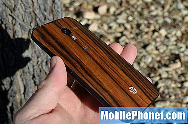 Moto X di Walnut: Hands-On With a Piece of Art