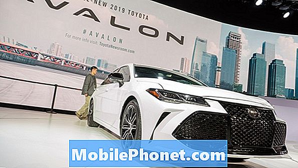 Apple CarPlay ถึงกับ Toyota Avalon ในปี 2019