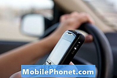 Preverjanje zemljevidov pametnega telefona med vožnjo zdaj nezakonito v Kaliforniji