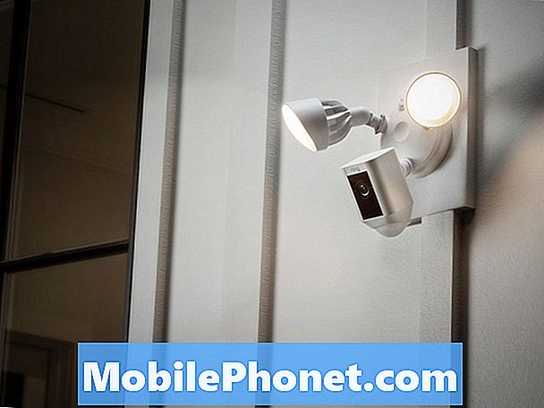 Ring Floodlight Cam: Bảo mật và ánh sáng không dây cho ngôi nhà của bạn
